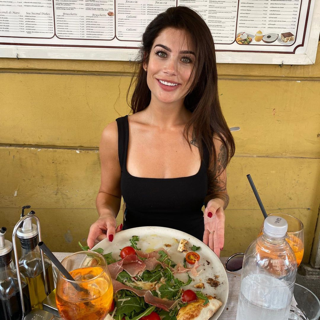 Celebrytka z „Hotelu Paradise” włożyła buty, których „nie widać”. Internauci są w szoku